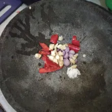 Haluskan bumbu.