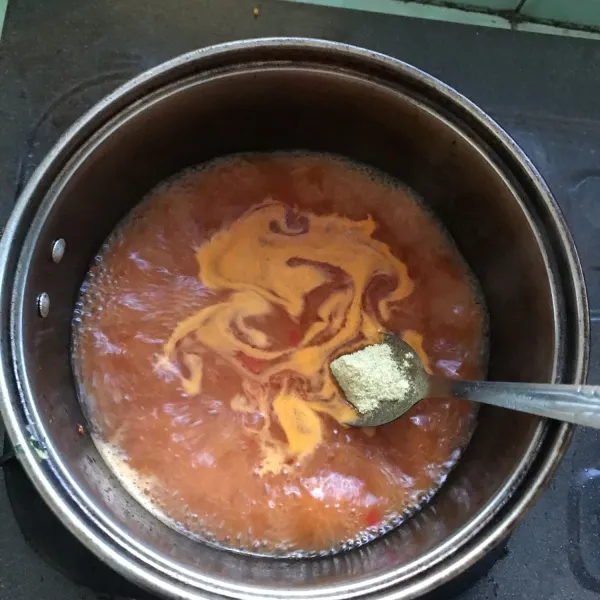 Kalau air sudah mendidih masukkan saos sambal sesuai selera, tepung kanji yang sudah dilarutkan, penyedap rasa dan gula.