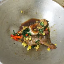 Masukkan ikan yang telah digoreng, daun kemangi, dan jagung. Masak hingga bumbu mengental, aduk hingga rata.