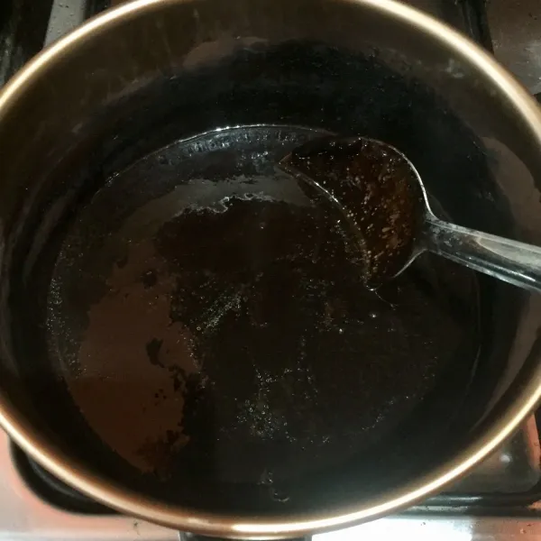 Panaskan margarin bersama coklat batangan hingga mencair.