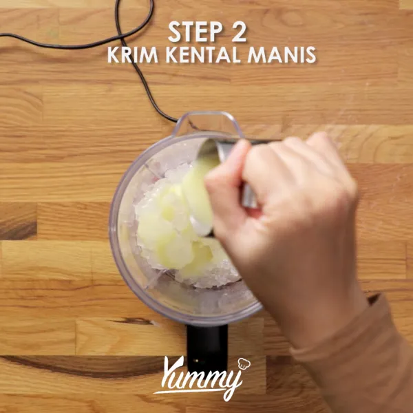 Tambahkan krim kental manis dan es krim vanilla.