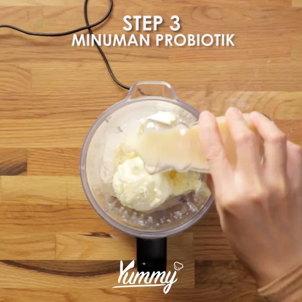 Tuangkan minuman probiotik ke dalam blender.