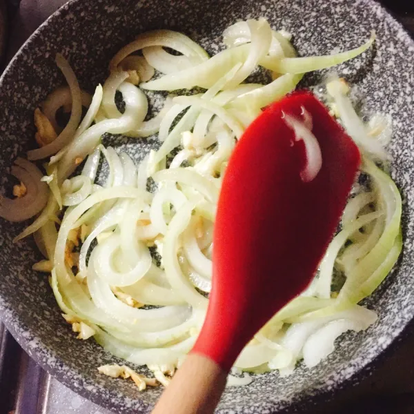 Tumis bawang putih hingga harum, lalu masukkan bawang bombay (jangan sampai layu agar masih kriuk kriuk ketika dimakan).