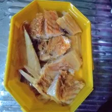 Potong ikan kering sesuai selera lalu rendam dengan air panas (agar ikan tidak terlalu asin).