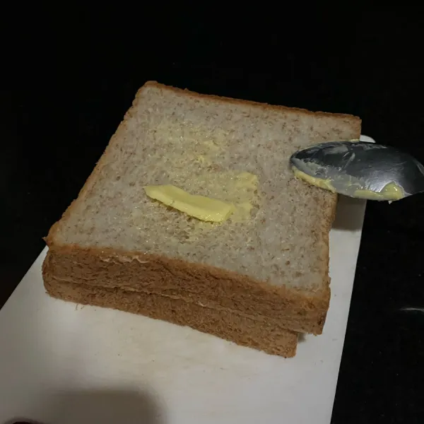 Oles mentega ke semua sisi roti.