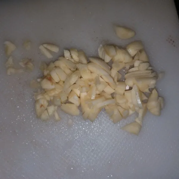 Geprek cincang bawang putih.