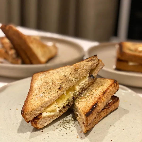 Panaskan hingga keju meleleh, lalu potong secara diagonal, dan taburi garam, merica hitam, dan bumbu-bumbu lainnya.