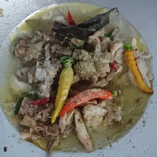 Tambah air, cabai utuh, gula, garam, kaldu bubuk, dan merica bubuk. Aduk rata, tutup.