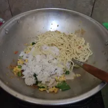Tambahkan nasi dan mie. aduk.