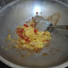 Panaskan sedikit minyak, tumis bumbu halus hingga harum lalu campur rata dengan telur orak-arik.