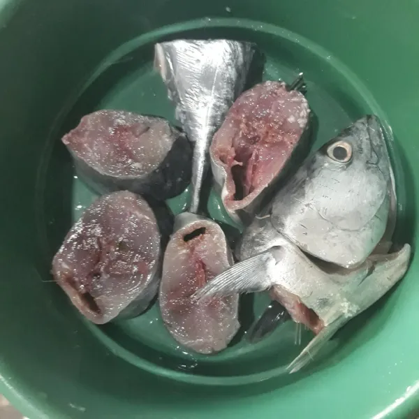 Cuci bersih ikan tongkol, beri sedikit garam.