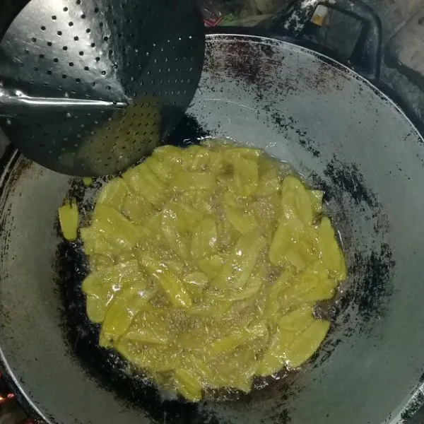 Setelah ditiriskan, goreng hingga warna kecoklatan.