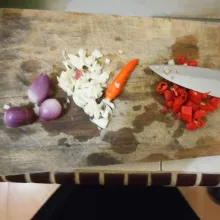 Iris tipis-tipis bawang putih dan 3 cabe rawit merah, bawang merah. Cabe rawit dibiarkan utuh.