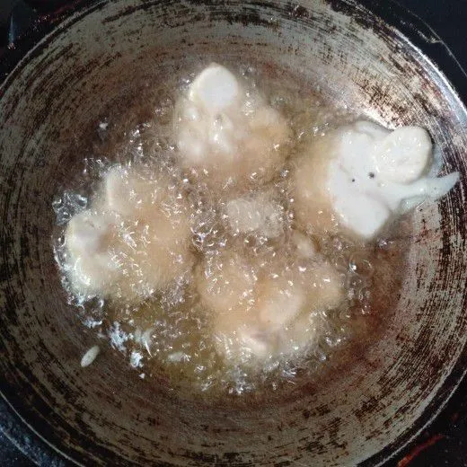 Panaskan minyak, ambil 1/2 sendok sayur adonan lalu goreng seperti membuat bakwan. Goreng sampai matang kedua sisinya.