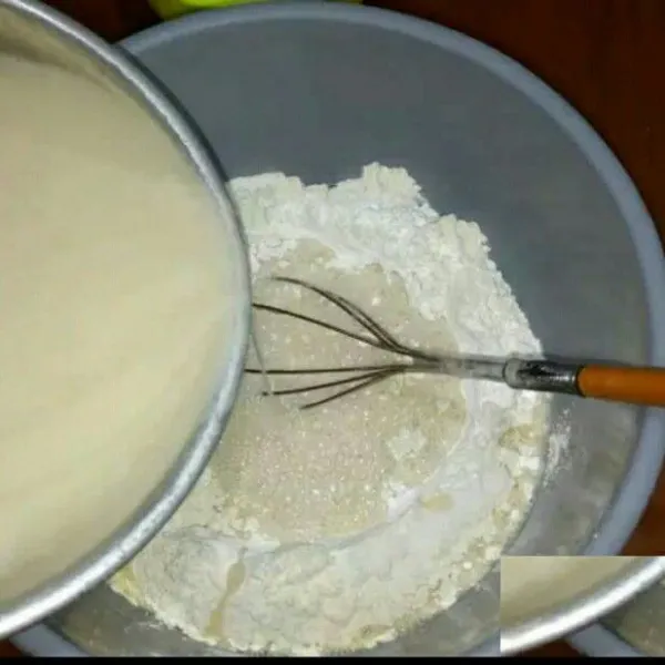 Di wadah lain campur tepung beras, tapioka dan garam, tuangi santan sedikit demi sedikit