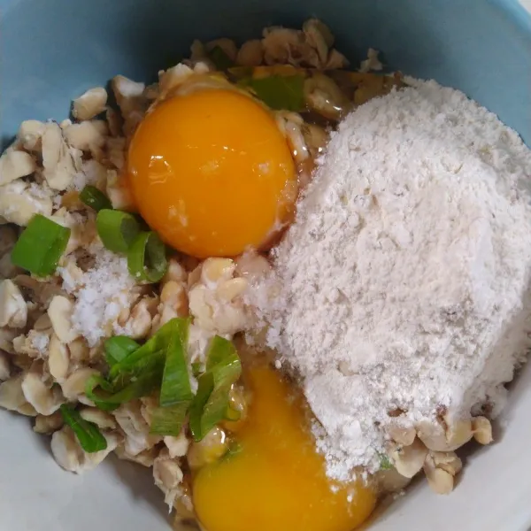 Beri telur,cincang bawang putih,daun bawang,tepung serba guna secukupnya,,beri garam sedikit,aduk rata