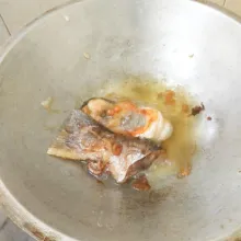 Goreng ikan patin hingga kecoklatan, tiriskan.