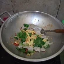 Masukkan sawi, kol dan baso. aduk rata. masak hingga sayuran layu.