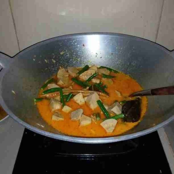 Masukkan santan dan kacang panjang. Masak hingga sayuran matang. Matikan api