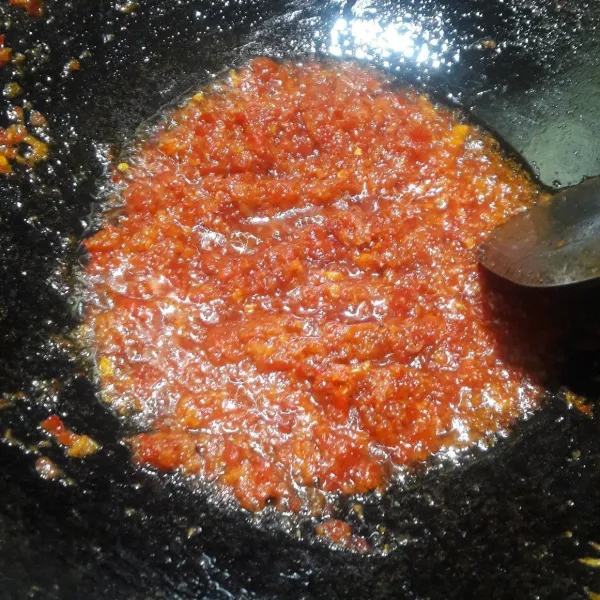 Giling halus cabe merah,bawang merah dan bawang putih kemudian tumis dengan api kecil agar sambal tanak dan tidak gosong.