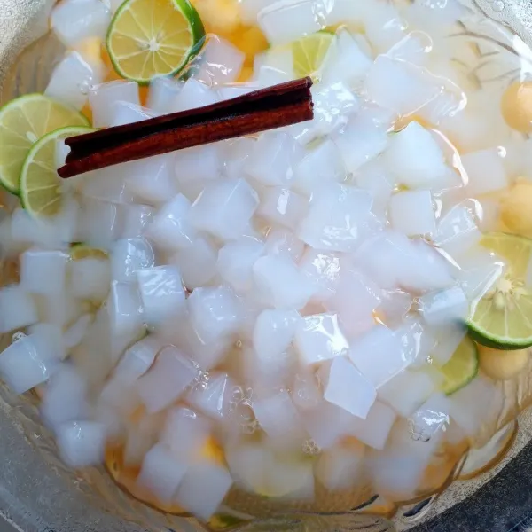 Tuang nata de coco, air gula, aduk rata, test rasanya.