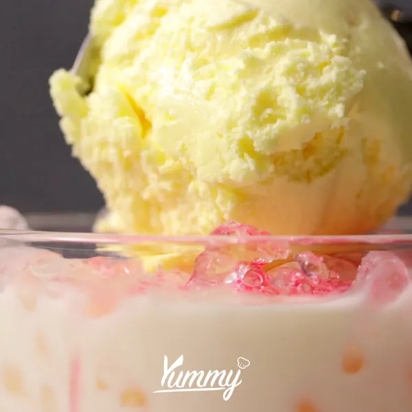 Es Susu Tape Durian siap disajikan bersama dengan es krim durian.