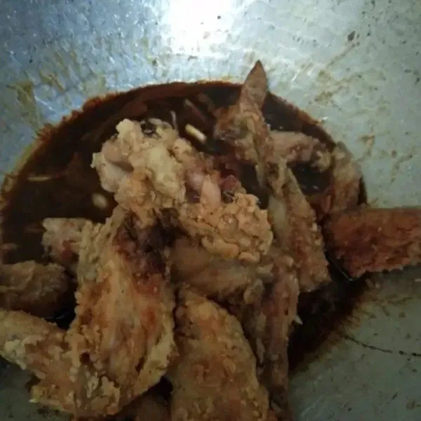 Masukan ayam yang sudah digoreng, aduk rata kemudian beri larutan tepung maizena, aduk rata kembali.