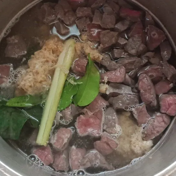 Masukan bahan bumbu ungkep ke panci kemudian rebus paru hingga empuk dan airnya habis.