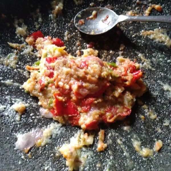 Haluskan bahan bahan: bawang putih, merica, kemiri, garam, sedikit cabe.