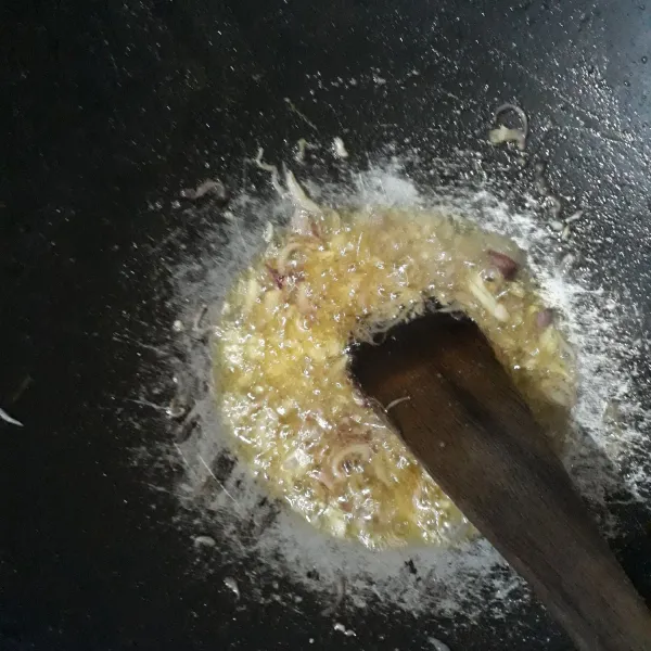 Tumis bawang merah dan bawang putih hingga harum.