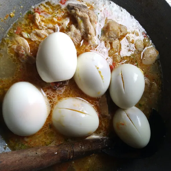 Tambahkan air sekitar 500 ml, kemudian masukkan ayam, telur, secukupnya gula jawa.