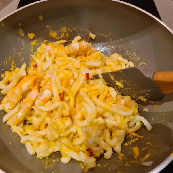 Masukkan udon dan putih telur asin yang sudah dipotong kecil-kecil. Tambahkan garam dan lada bila perlu.