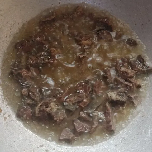 Panaskan minyak goreng kemudian goreng paru hingga kering.