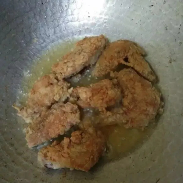 Siapkan wajan dengan minyak goreng, goreng ayam hingga matang, angkat dan sisihkan.