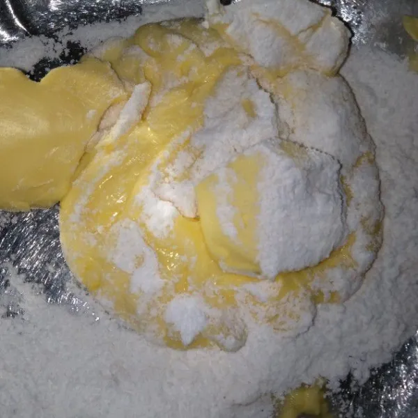 Campur gula halus, butter, dan margarine aduk dengan mixer cukup sampai rata.