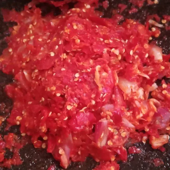 Uleg bumbu rica tapi jangan terlalu halus. Bisa juga menggunakan blender.