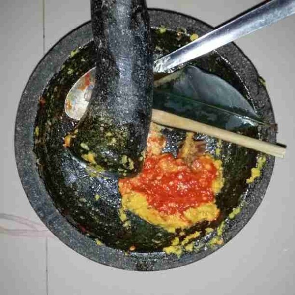 Ulek bawang merah, bawang putih, cabe merah, jintan, kemiri, ketumbar dan kunyit hingga halus.