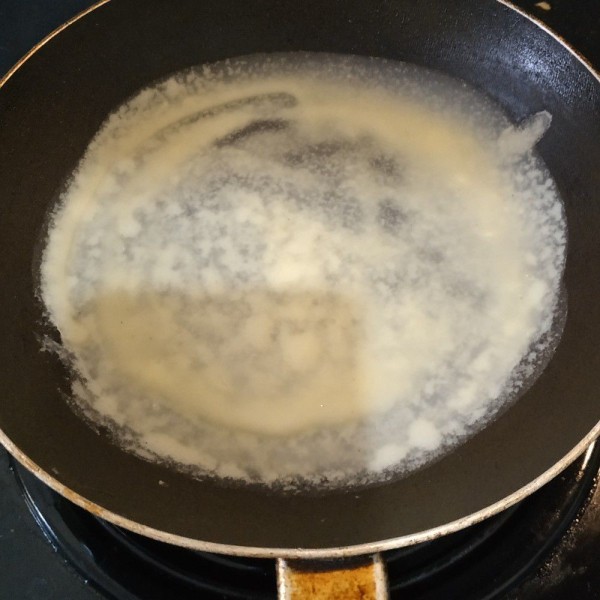 Oleskan sedikit minyak di atas teflon dengan menggunakan kuas. Kemudian tuang 1 sendok sayur adonan kulit. Tunggu hingga matang (biasanya 1 menit). Kemudian angkat.