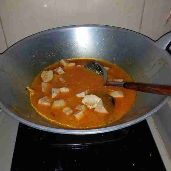 Masukkan garam, gula, merica bubuk, kaldu bubuk dan nangka muda. Masak hingga mendidih.