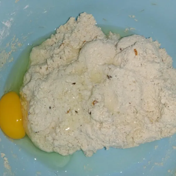 Selanjutnya tambahkan telur dan aduk lagi hingga tercampur rata.