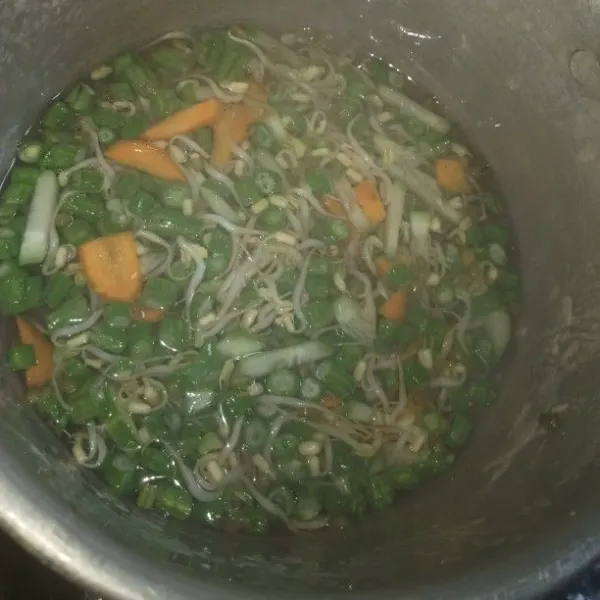 Masukan sayuran ke dalam panci lalu siram dengan air panas , angkat dan tiriskan.