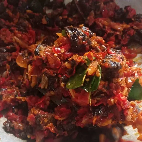 Beri garam, kaldu jamur dan sejumput gula pasir tes rasa terakhir campur rata paru dengan bumbu. Salin ke piring dan sajikan.