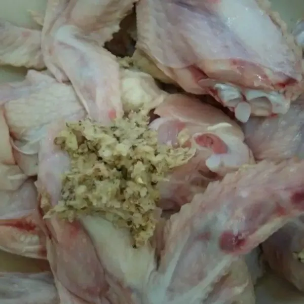 Marinasi ayam dengan bumbunya, baluri hingga rata, diamkan 30 menit supaya bumbu meresap.