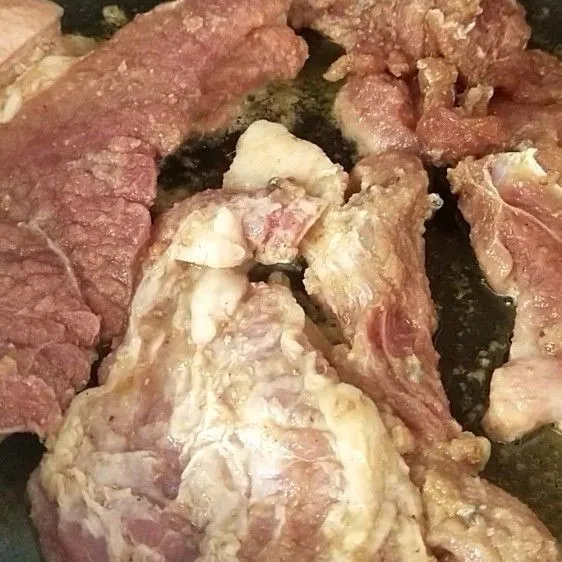 Panggang daging dengan menggunakan api kecil.