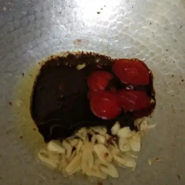 Tumis bawang putih hingga harum, tambahkan semua saus, kecap manis, garam, gula pasir, merica bubuk dan sedikit air, masak hingga mendidih.