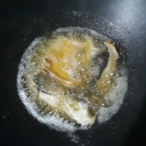 Panaskan minyak secukupnya, goreng ikan gabus hingga kering, angkat dan tiriskan.