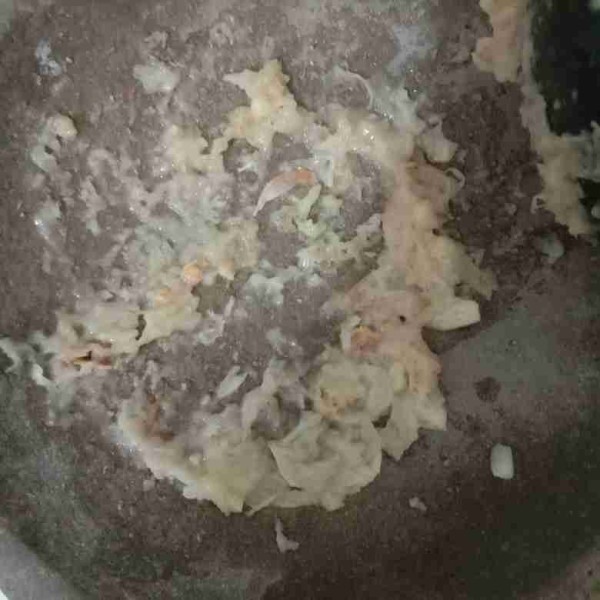 Haluskan semua bahan marinasi : bawang putih, ketumbar dan garam. Sisihkan.