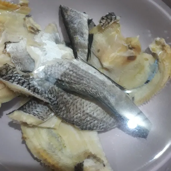 Potong-potong ikan gabus lalu cuci bersih, rendam dalam air panas selama 10 menit, bilas kembali dengan air bersih.