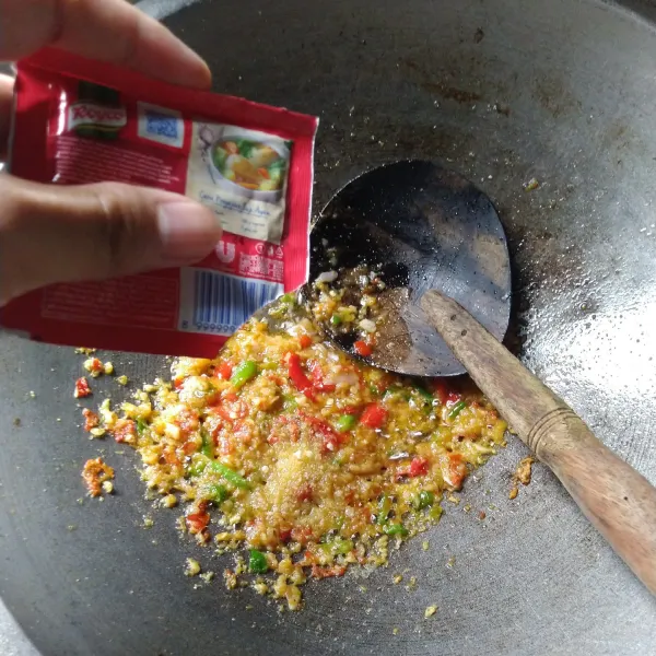 Tumis bumbu yang sudah halus sampai wangi dan tambah penyedap rasa.
