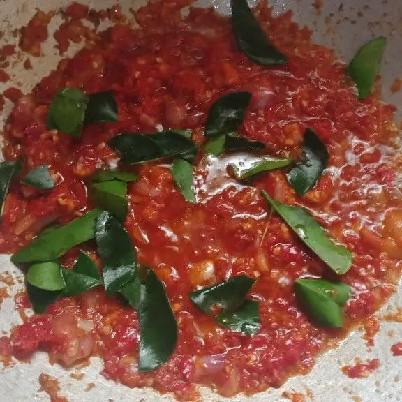 Tumis bumbu rica tambahkan daun jeruk kemudian beri air matang masak hingga bumbu matang dan tanak.